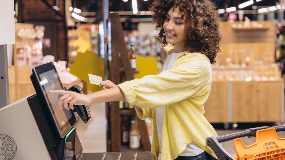 كيف تعزز كاميرات IP ذات الصوت ثنائي الاتجاه كفاءة العمليات في محلات البيع بالتجزئة